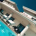 Luxury Blue&blanc Piscina A Sfioro Isola ヴィラ *
