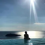 Luxury Blue&blanc Piscina A Sfioro Isola ヴィラ