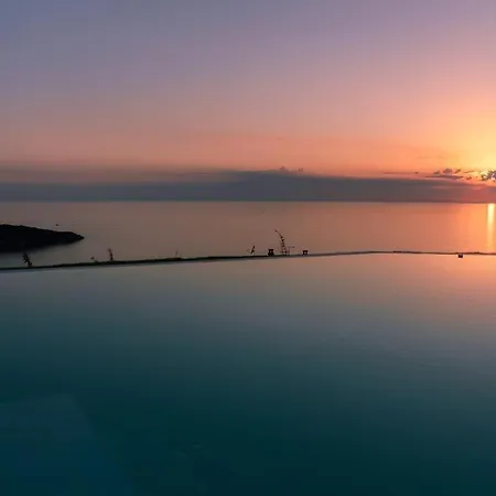 别墅 Luxury Blue&blanc Piscina A Sfioro Isola
