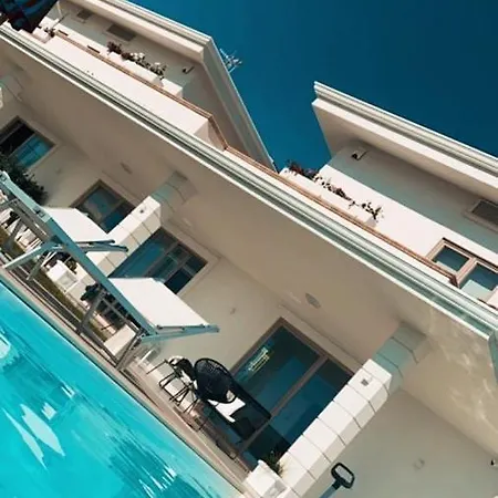 Luxury Blue&blanc Piscina A Sfioro Isola 别墅 *