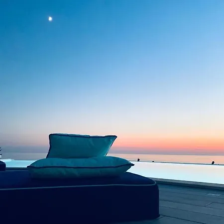 Luxury Blue&blanc Piscina A Sfioro Isola ヴィラ